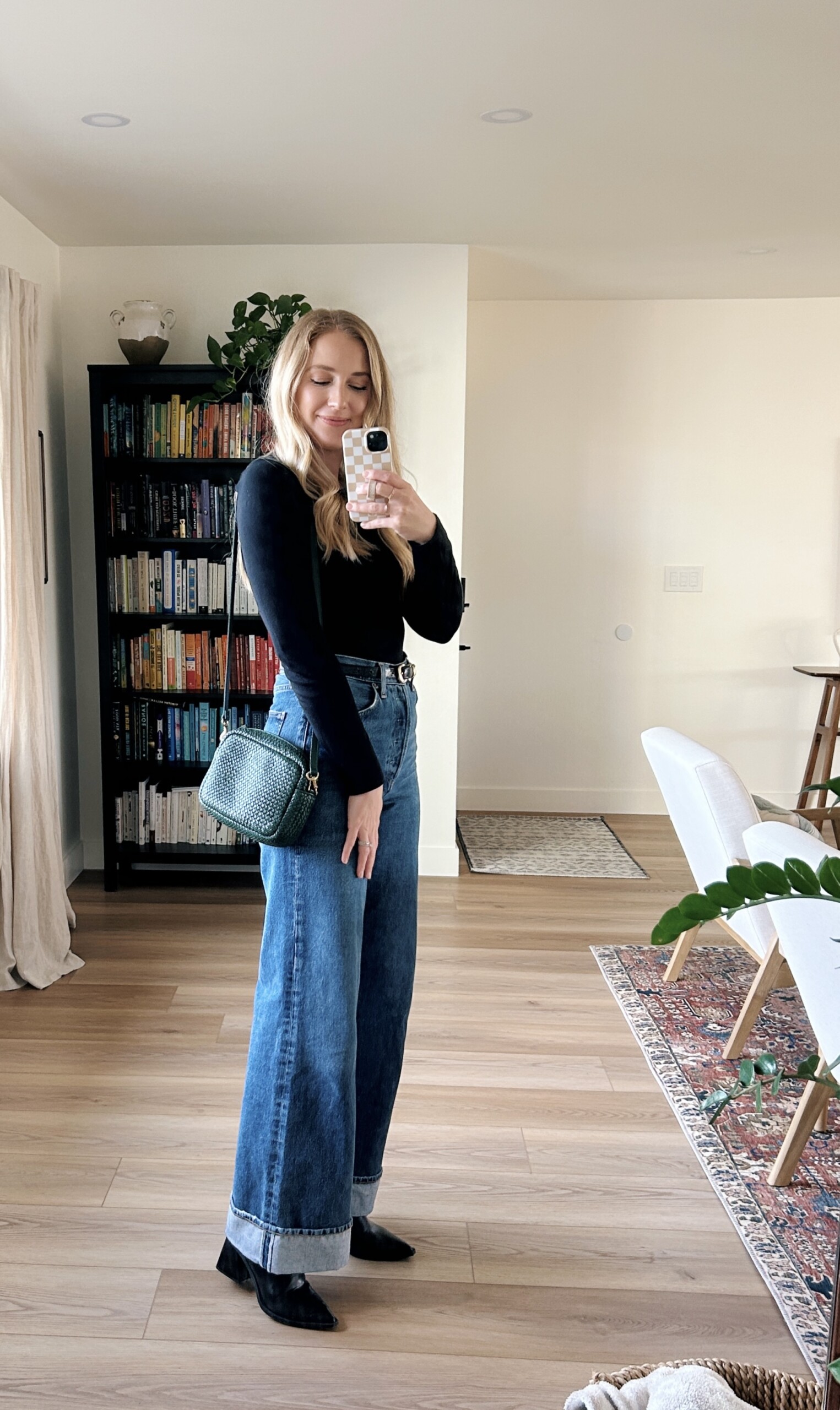 How to Wear High-Waisted Jeans: 9 Styling Tips to Consider - 2024 -  MasterClass
