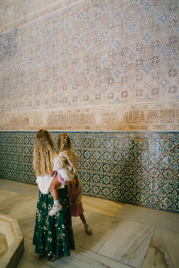 ruth nuss and her daughter looking at a tule wall at the nasrid palaces