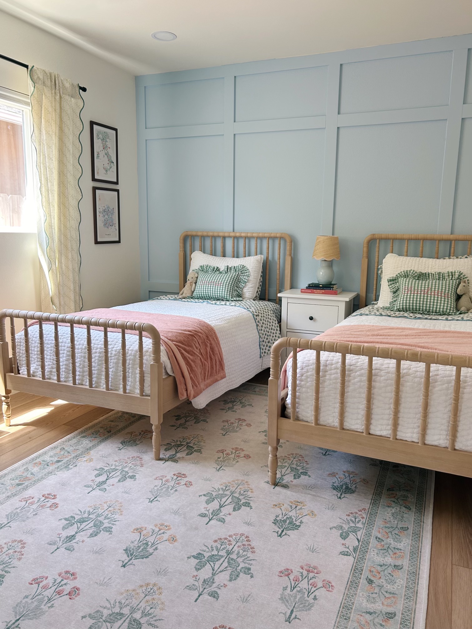 two twin beds for a sisters bedroom ideas