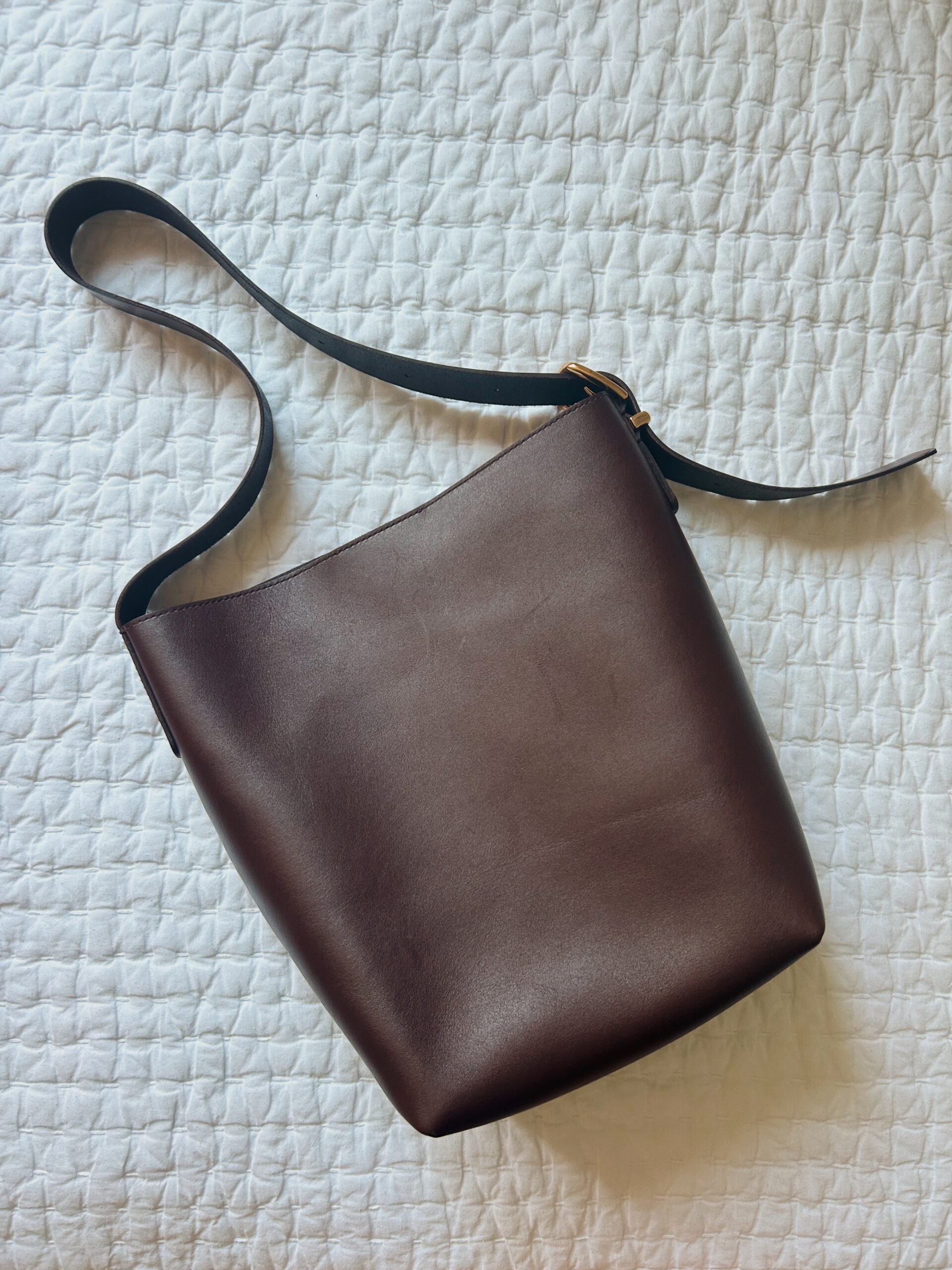 madewell bucket tote in chocolate raisin