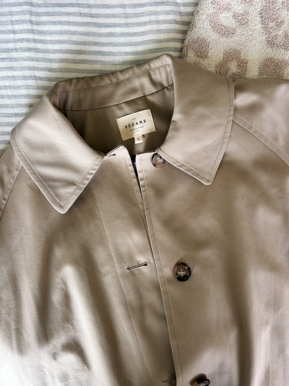 sézane clyde trench review. a closeup of sezane's clyde trench coat